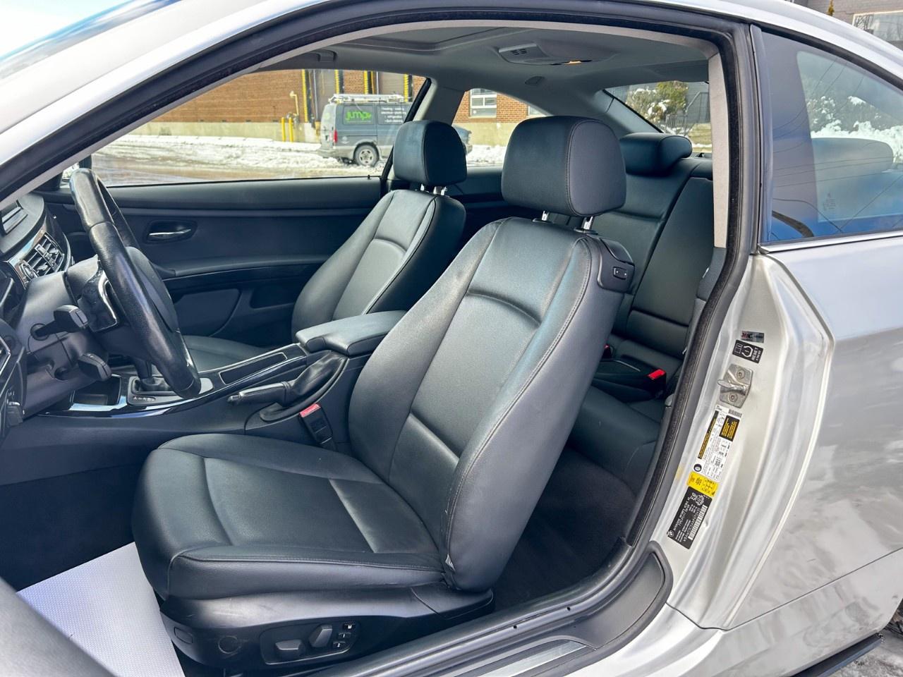 2010 BMW 3 Series Apple car play / Low Kilometers / Upgraded screen / Spoiler Photo