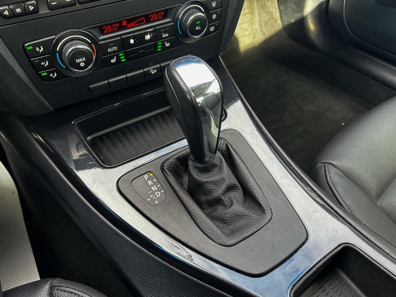2010 BMW 3 Series Apple car play / Low Kilometers / Upgraded screen / Spoiler Photo