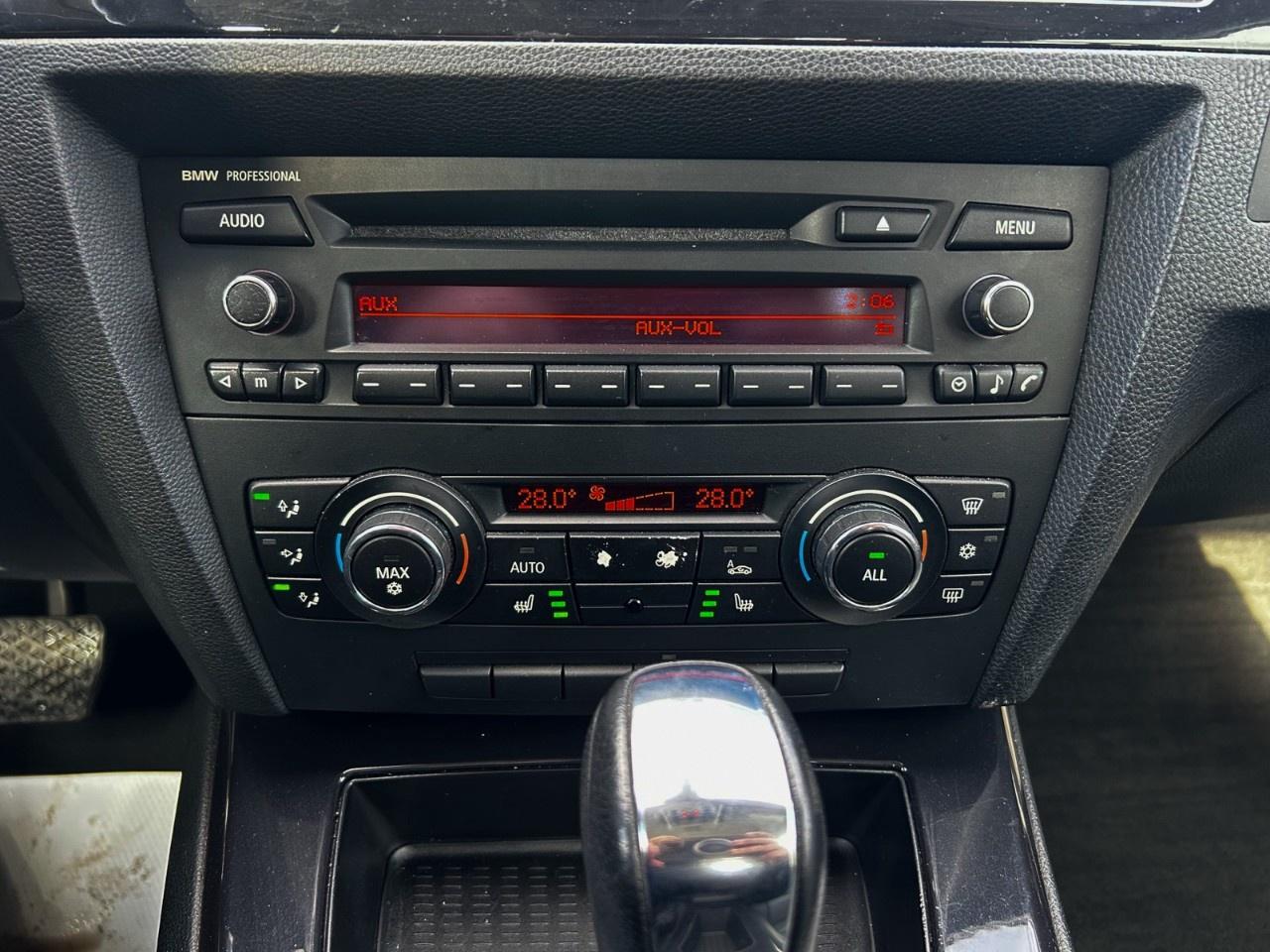 2010 BMW 3 Series Apple car play / Low Kilometers / Upgraded screen / Spoiler Photo