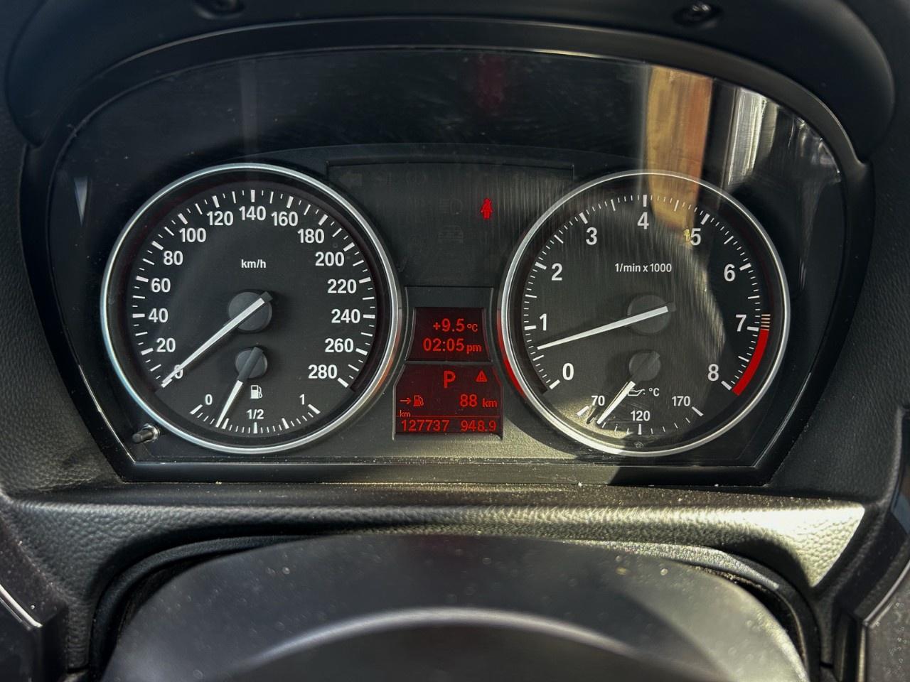 2010 BMW 3 Series Apple car play / Low Kilometers / Upgraded screen / Spoiler Photo
