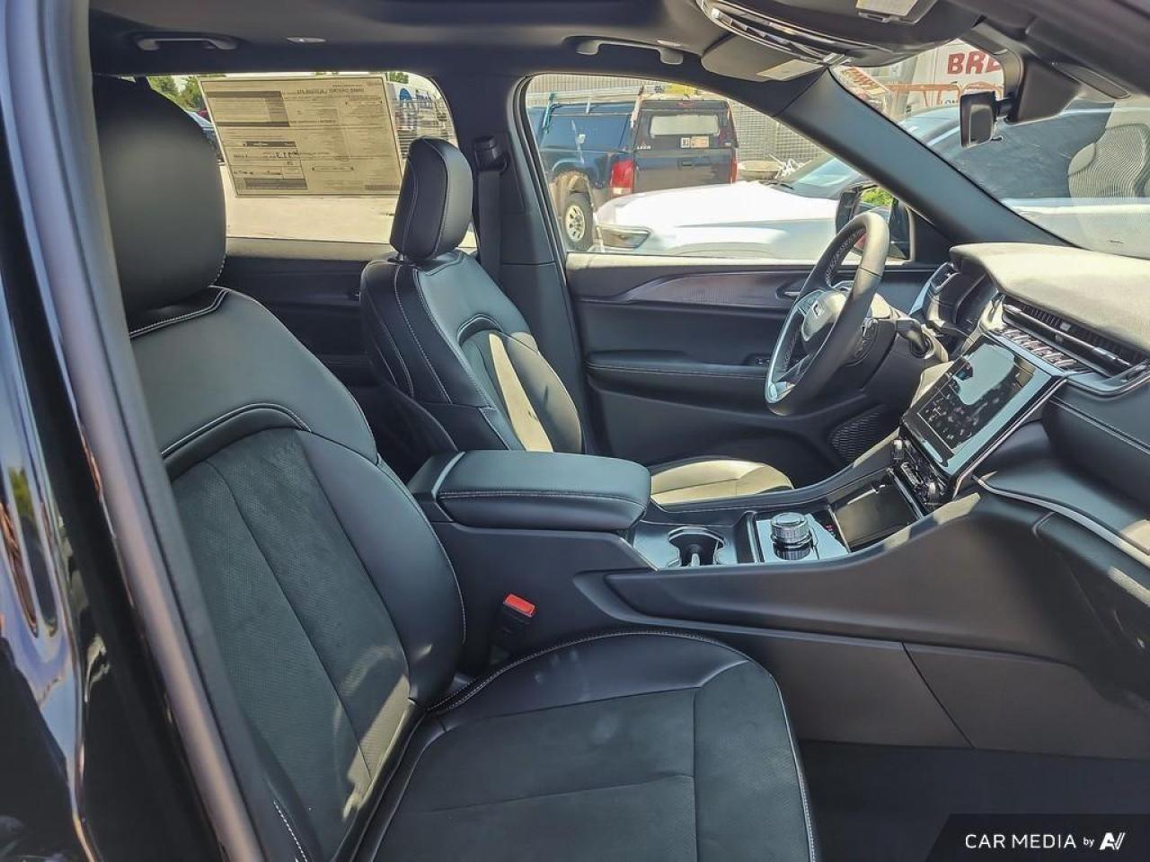 2025 Jeep Grand Cherokee L Laredo 4dr 4x4 Photo