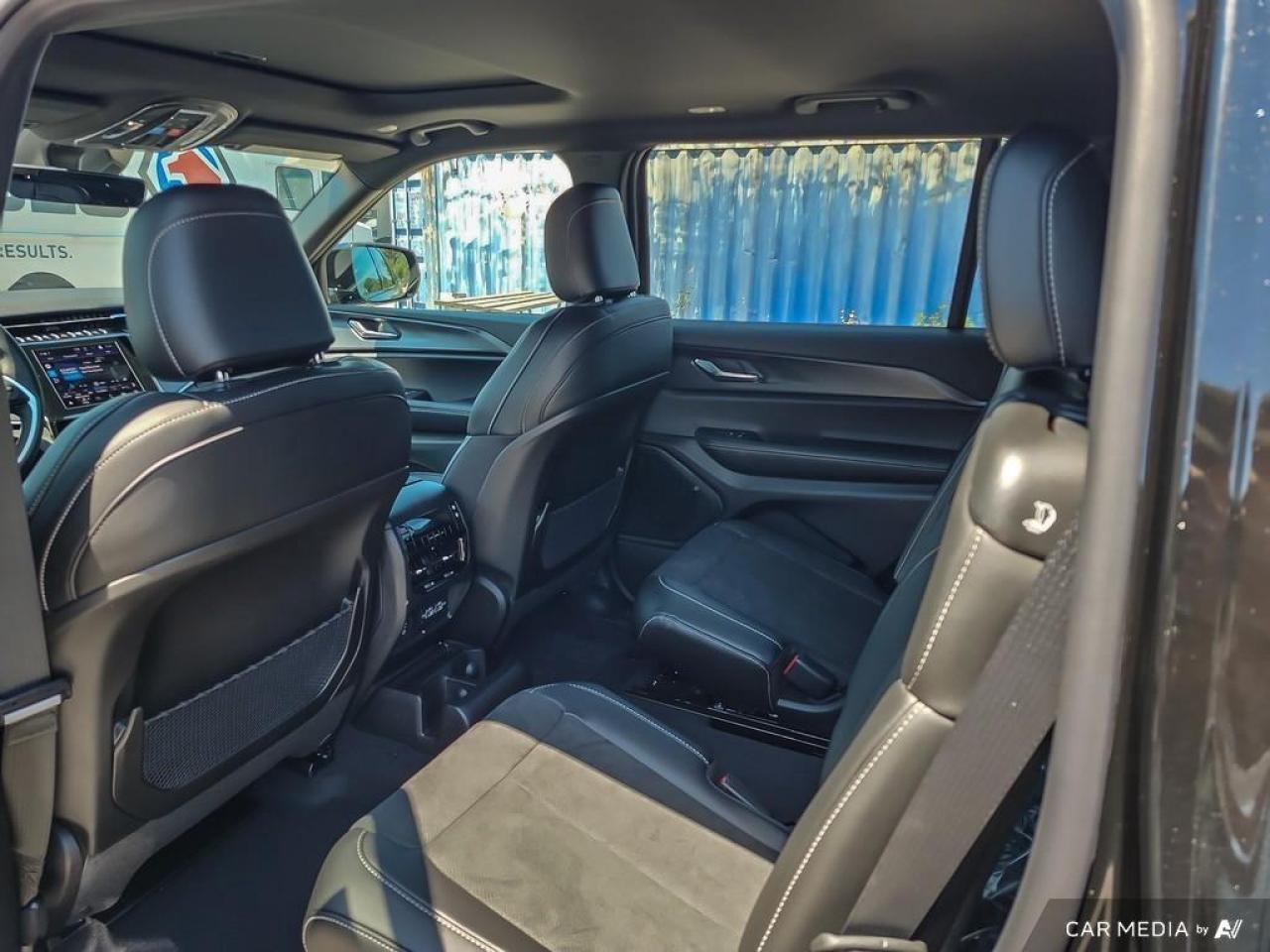 2025 Jeep Grand Cherokee L Laredo 4dr 4x4 Photo