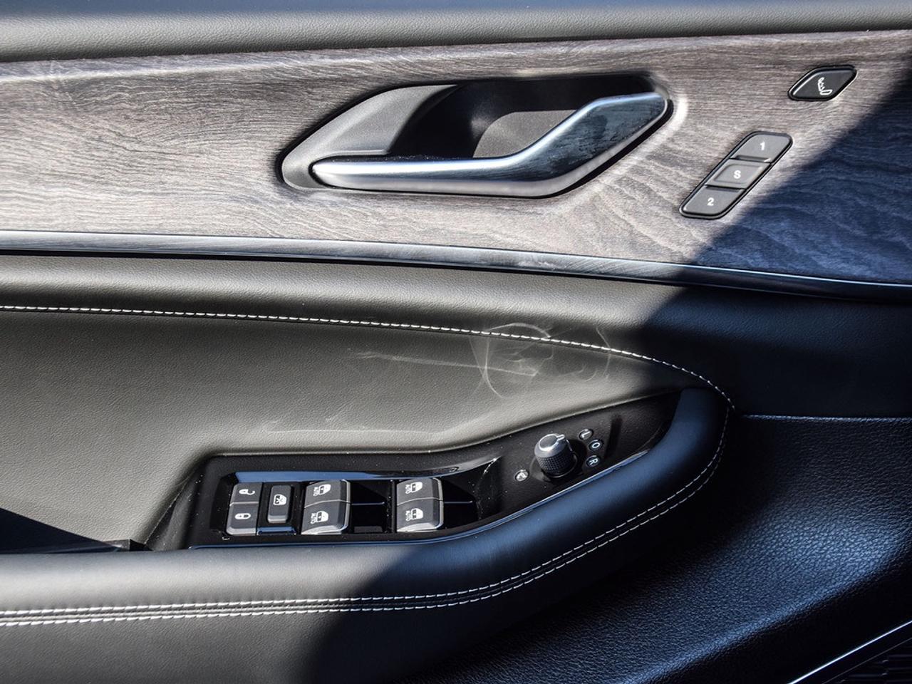 2025 Jeep Grand Cherokee Overland 4dr 4x4 Photo