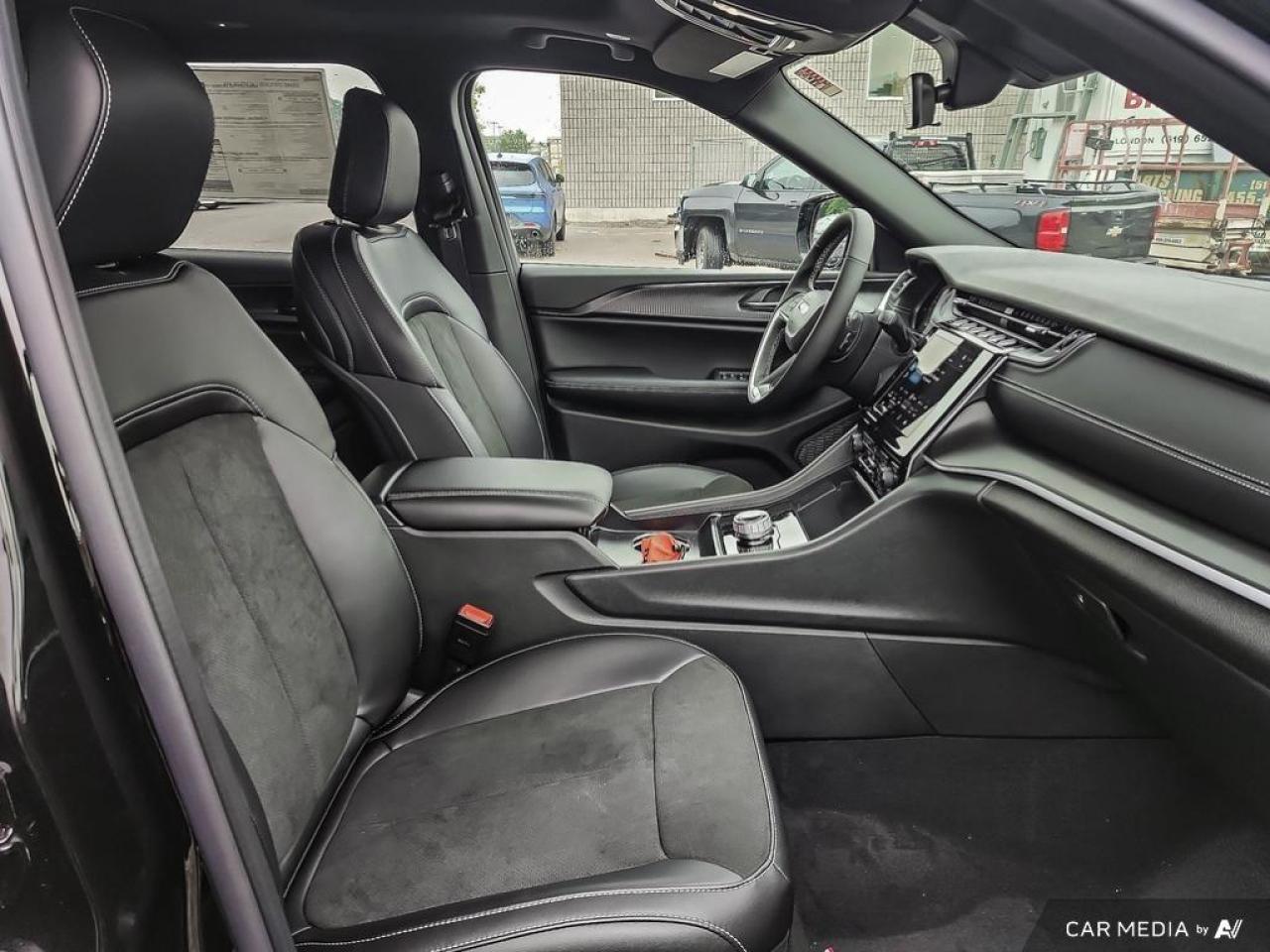 2025 Jeep Grand Cherokee L Laredo 4dr 4x4 Photo