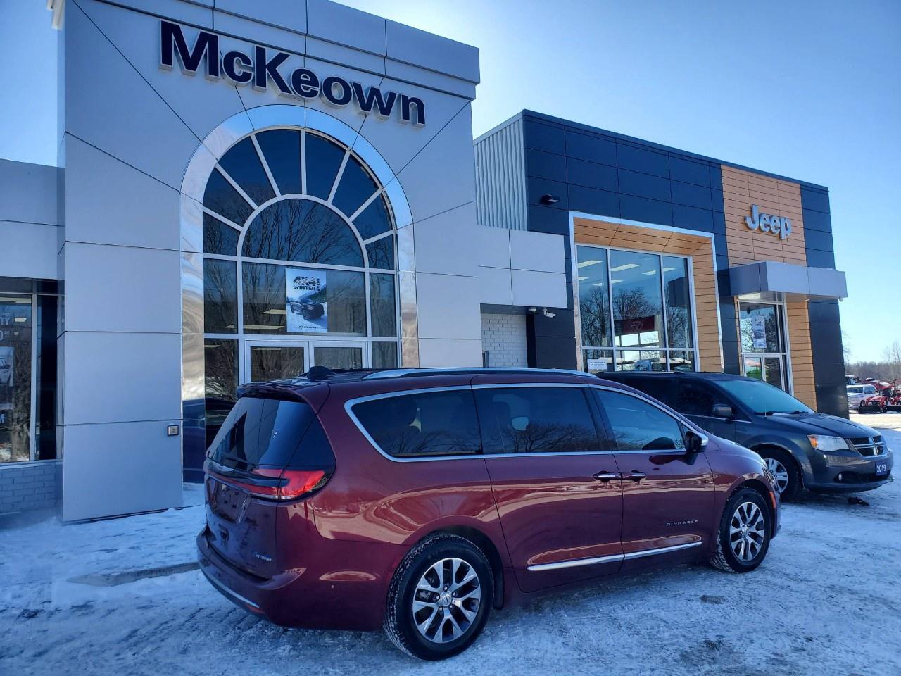 2023 Chrysler Pacifica Hybrid Pinnacle 2WD Photo2