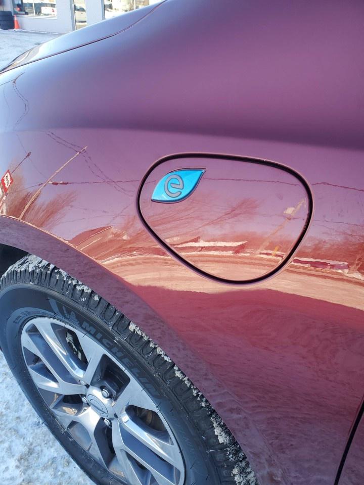 2023 Chrysler Pacifica Hybrid Pinnacle 2WD Photo