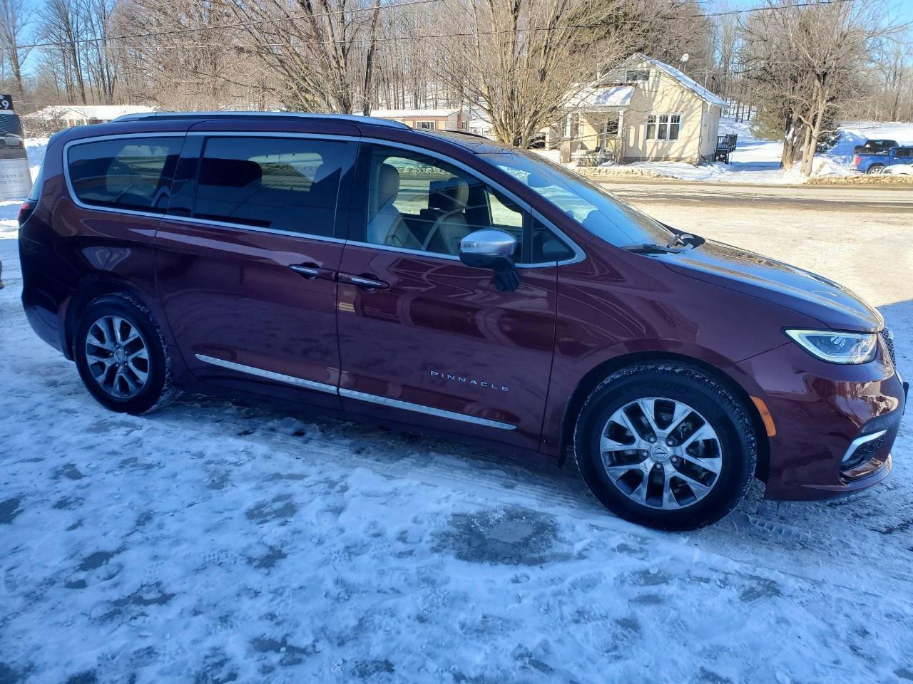 2023 Chrysler Pacifica Hybrid Pinnacle 2WD Photo3