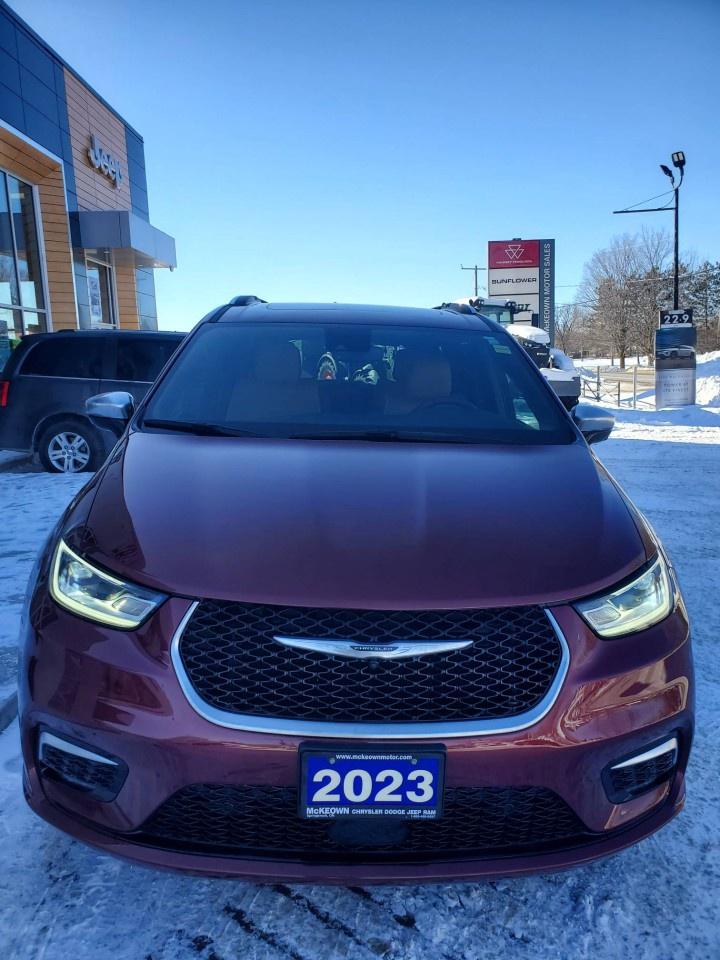 2023 Chrysler Pacifica Hybrid Pinnacle 2WD Photo