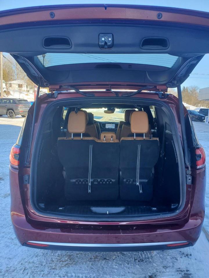 2023 Chrysler Pacifica Hybrid Pinnacle 2WD Photo