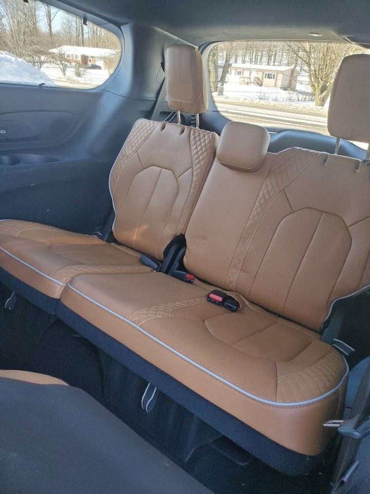 2023 Chrysler Pacifica Hybrid Pinnacle 2WD Photo