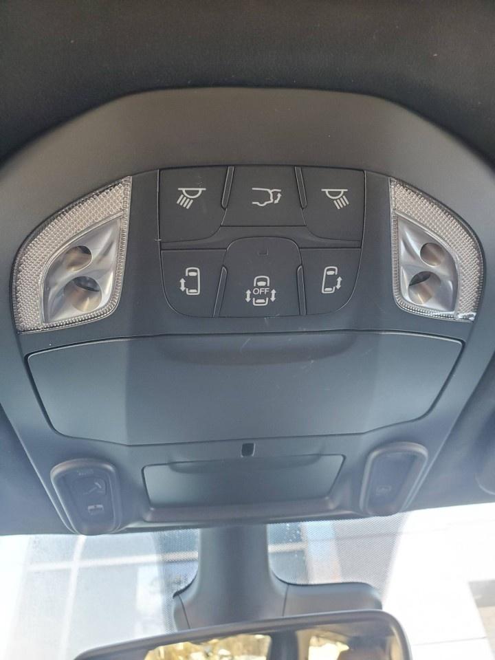 2023 Chrysler Pacifica Hybrid Pinnacle 2WD Photo