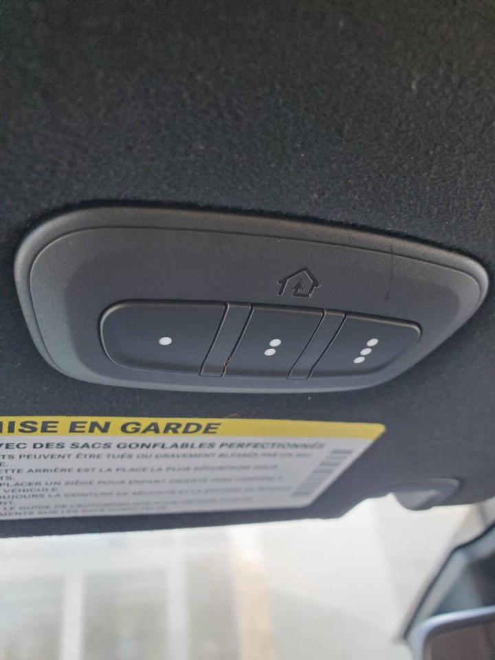 2023 Chrysler Pacifica Hybrid Pinnacle 2WD Photo