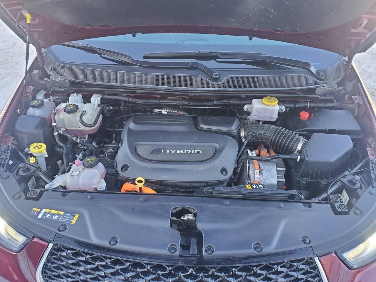 2023 Chrysler Pacifica Hybrid Pinnacle 2WD Photo