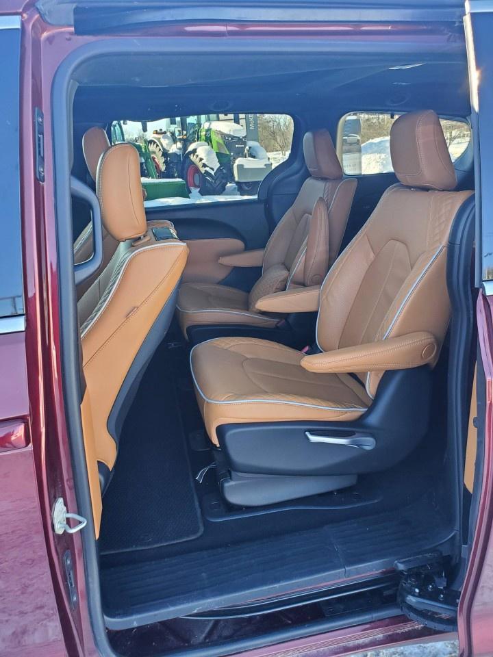 2023 Chrysler Pacifica Hybrid Pinnacle 2WD Photo
