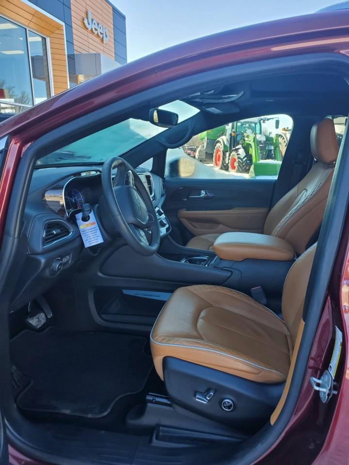 2023 Chrysler Pacifica Hybrid Pinnacle 2WD Photo