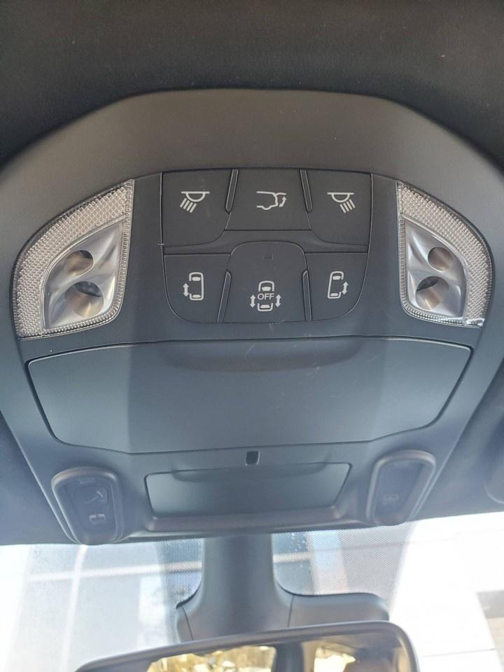 2023 Chrysler Pacifica Hybrid Pinnacle 2WD Photo
