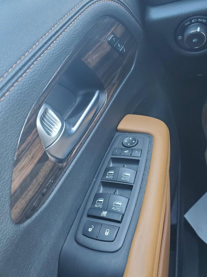 2023 Chrysler Pacifica Hybrid Pinnacle 2WD Photo