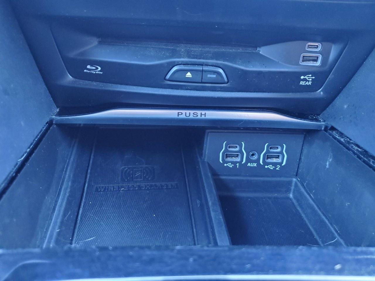 2023 Chrysler Pacifica Hybrid Pinnacle 2WD Photo