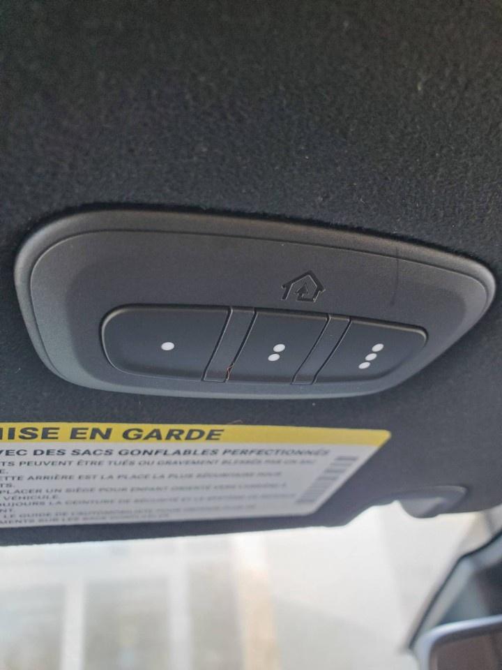 2023 Chrysler Pacifica Hybrid Pinnacle 2WD Photo