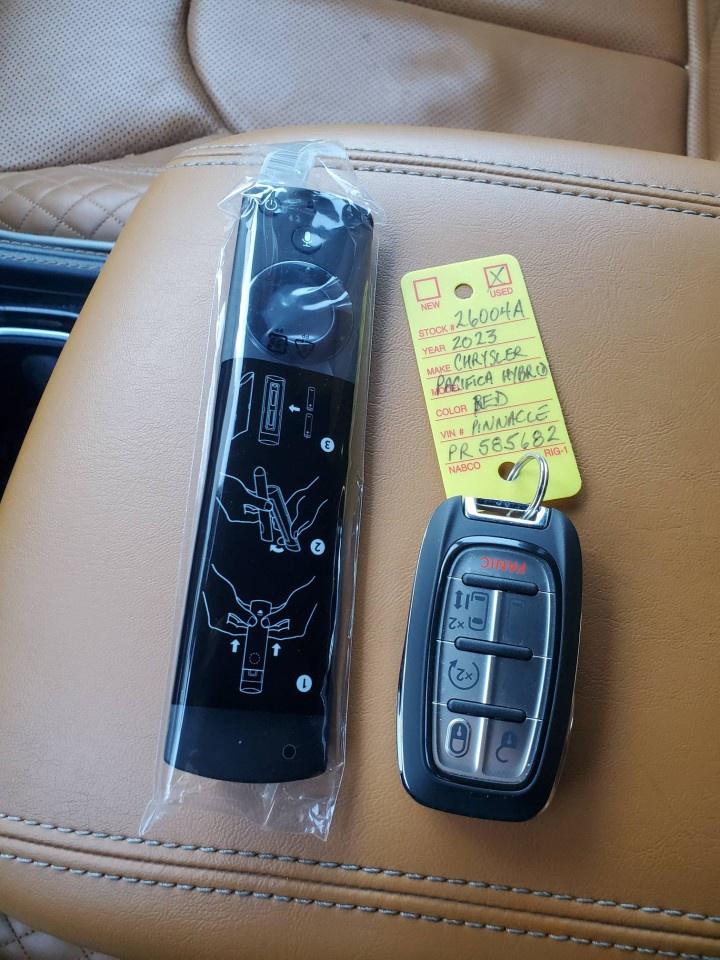 2023 Chrysler Pacifica Hybrid Pinnacle 2WD Photo