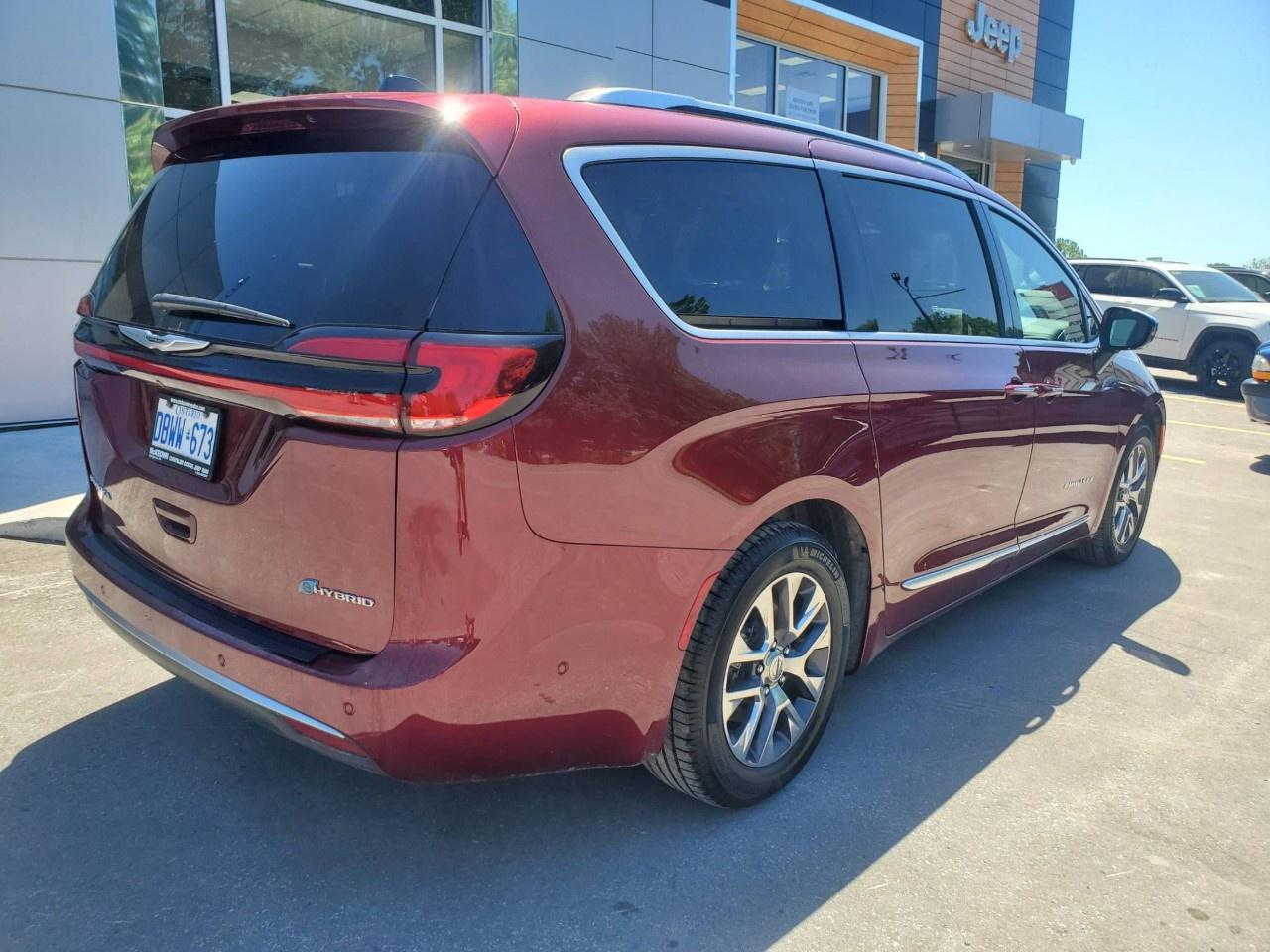 2023 Chrysler Pacifica Hybrid Pinnacle 2WD Photo3