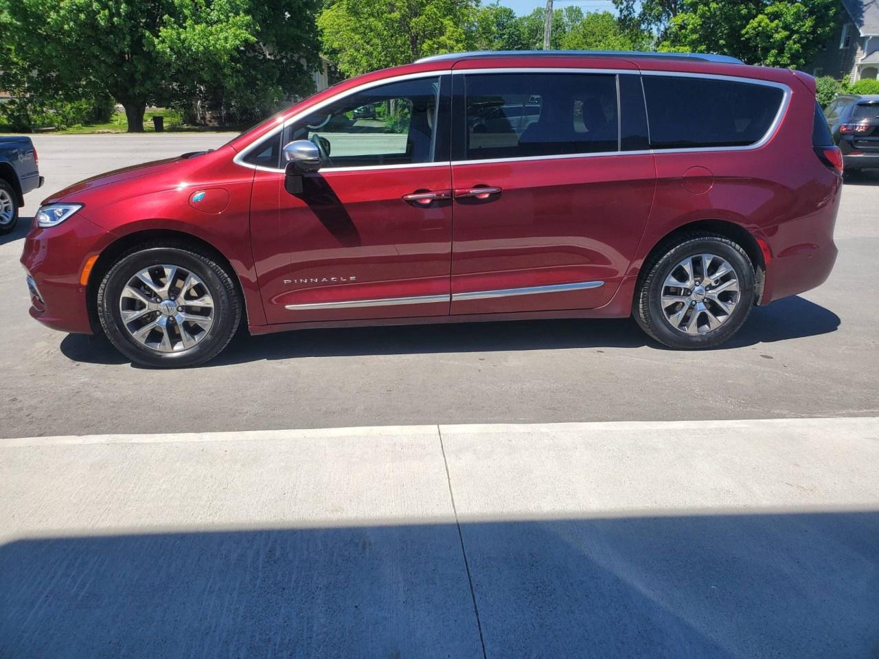 2023 Chrysler Pacifica Hybrid Pinnacle 2WD Photo