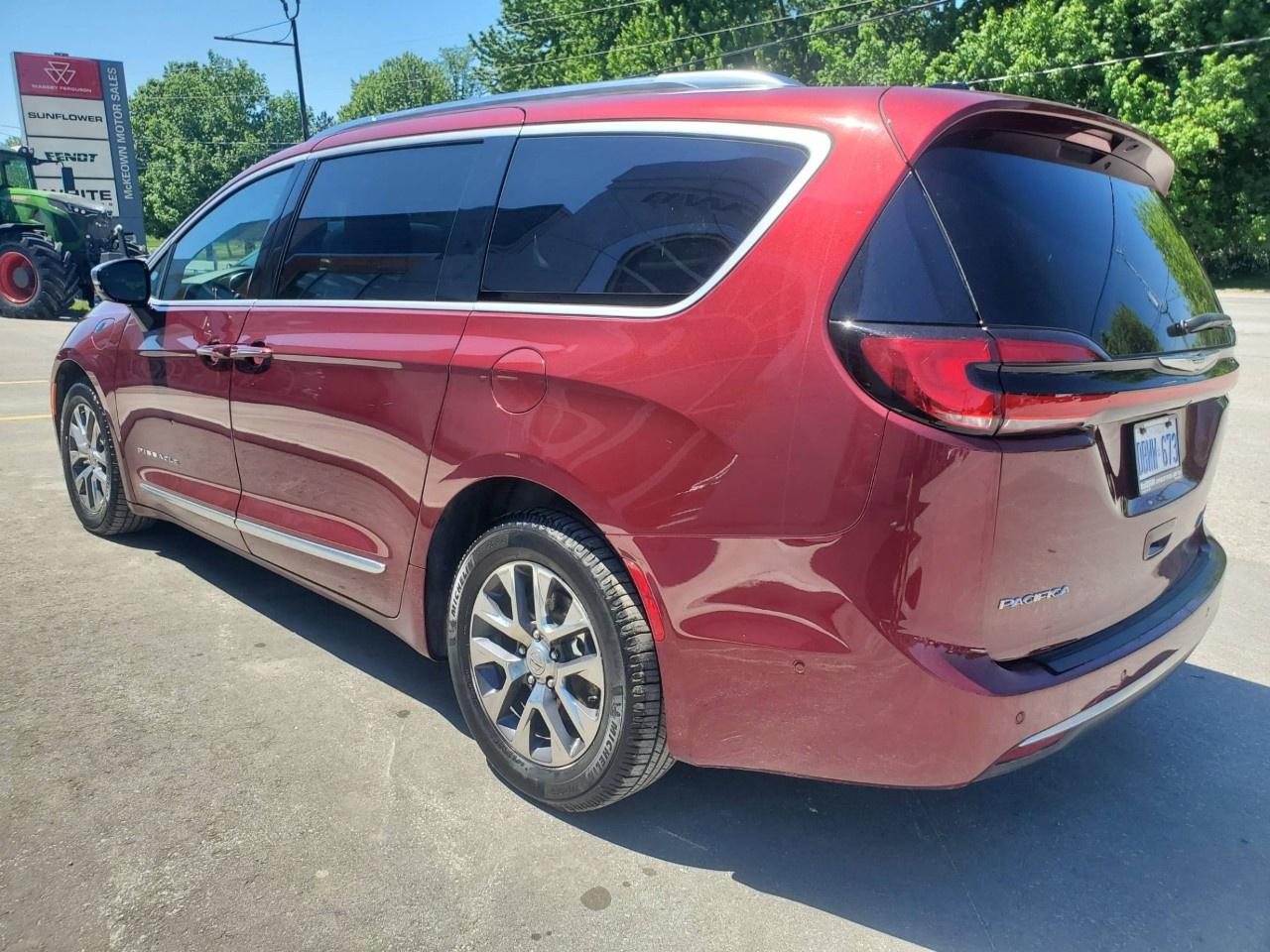 2023 Chrysler Pacifica Hybrid Pinnacle 2WD Photo4