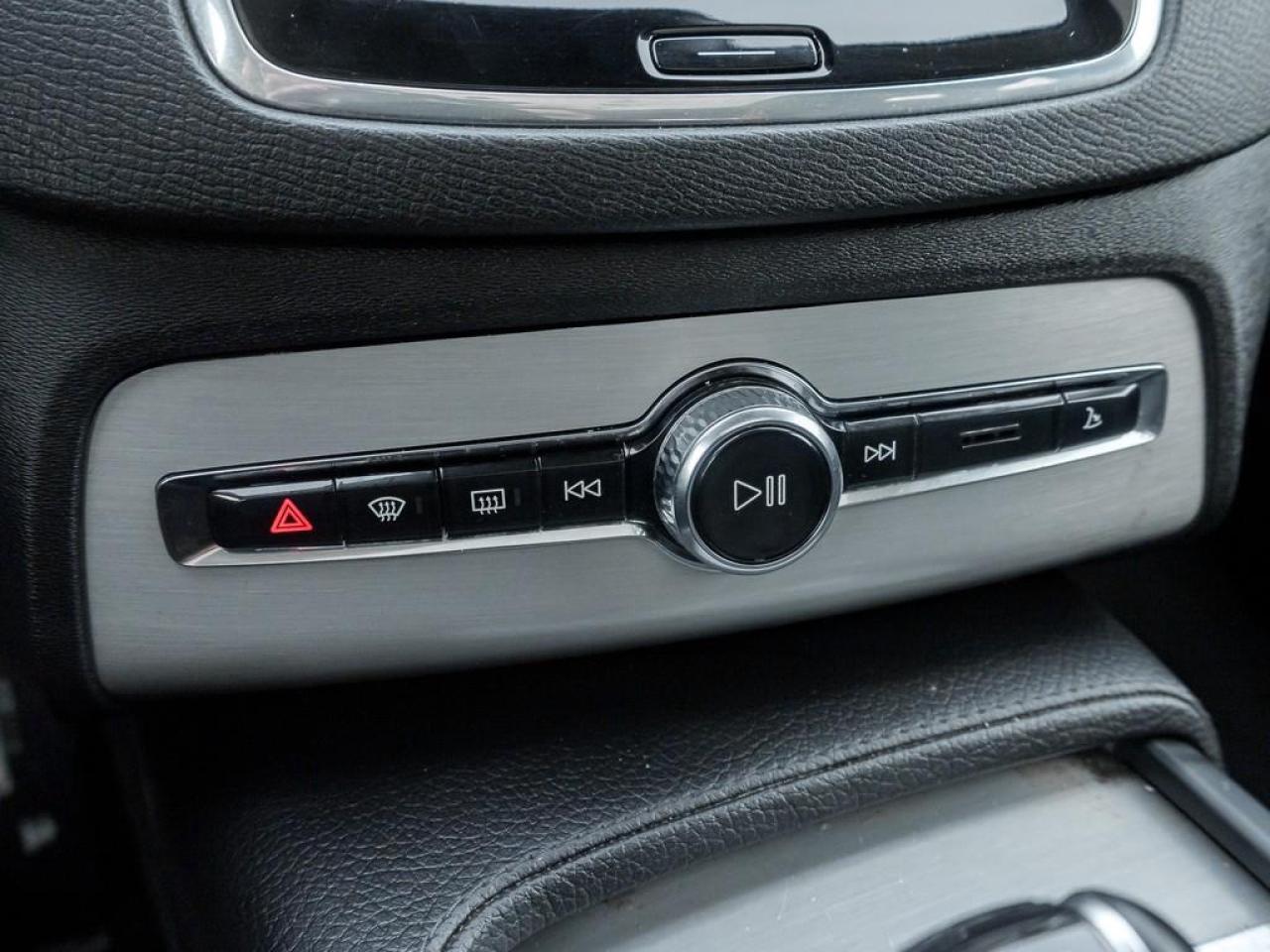 2020 Volvo XC90 T6 Momentum 7 Passenger 4dr All-Wheel Drive Photo