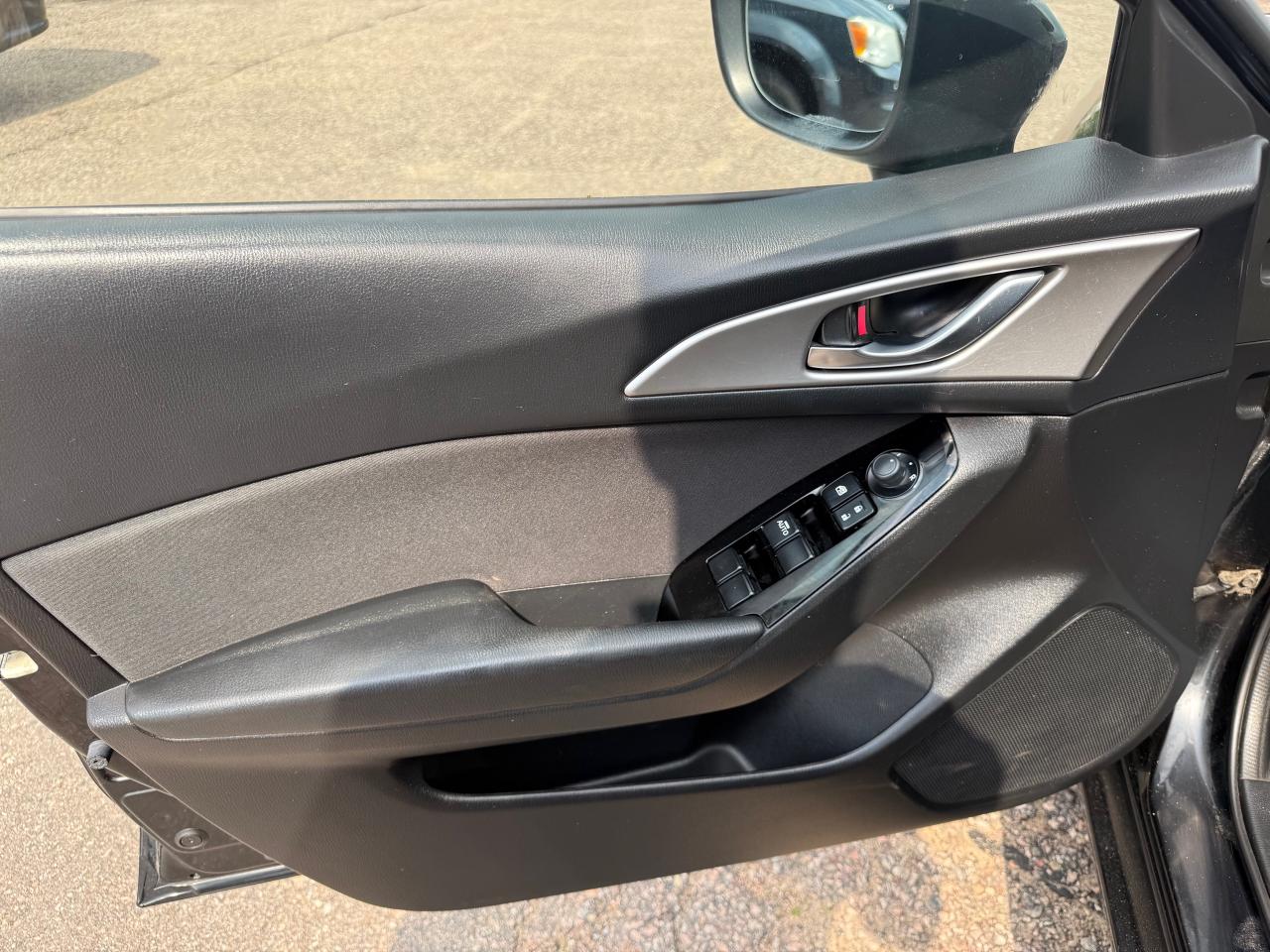2017 Mazda 3 GX (M6) 4dr Sport Photo