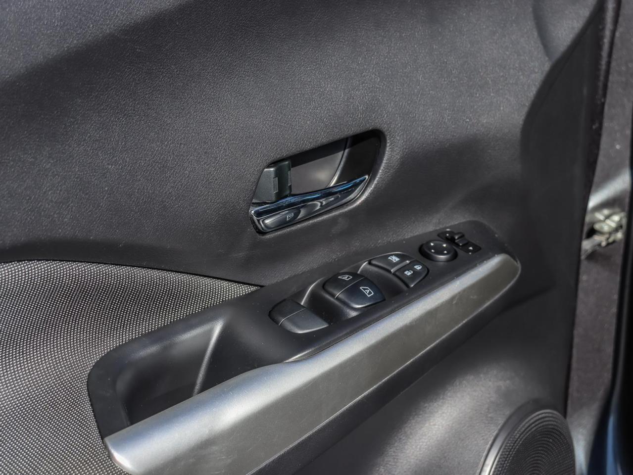 2020 Nissan Kicks SV (CVT) 4dr Front-Wheel Drive Photo2