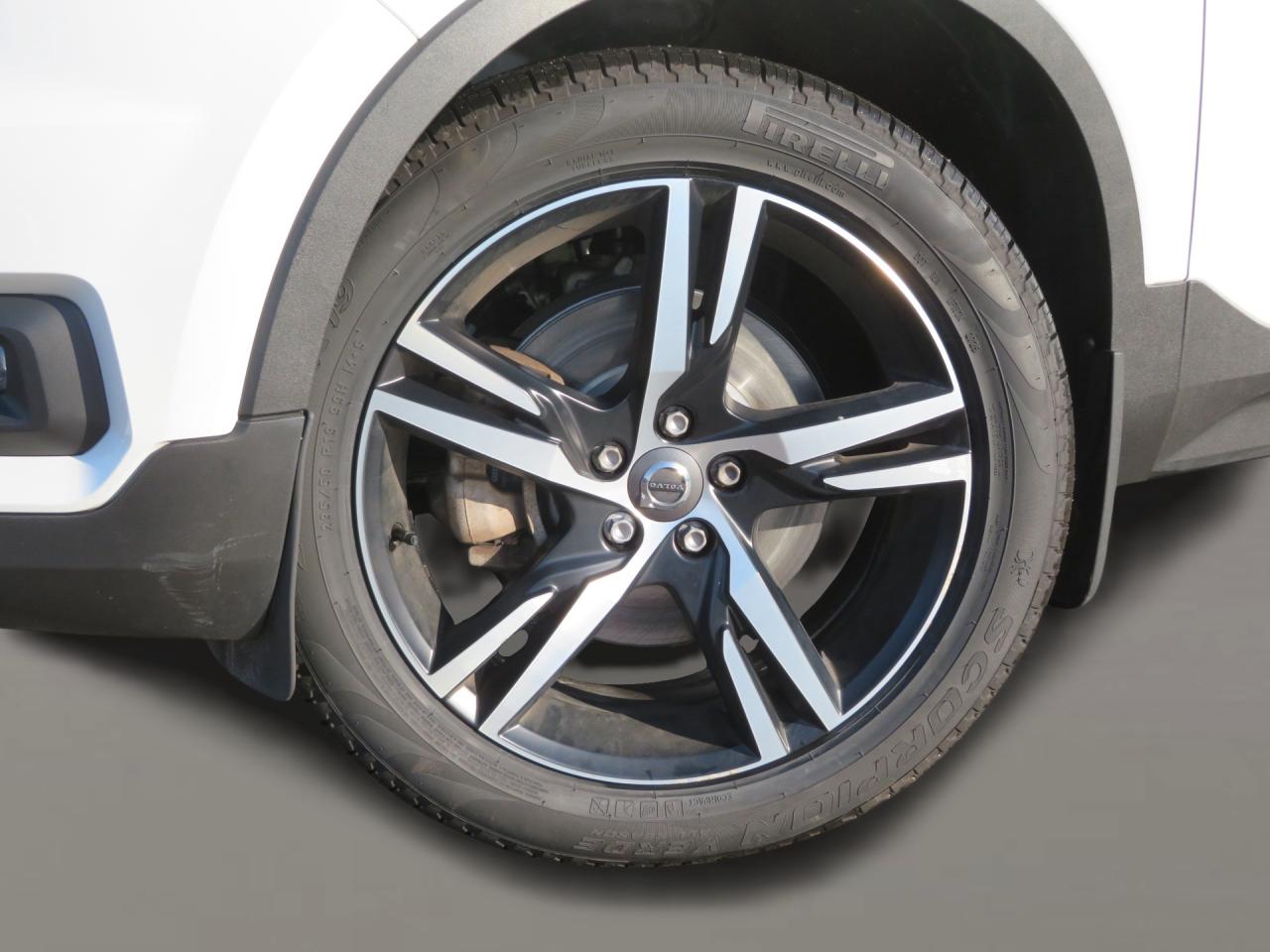 2020 Volvo XC40 T5 AWD R-Design Photo