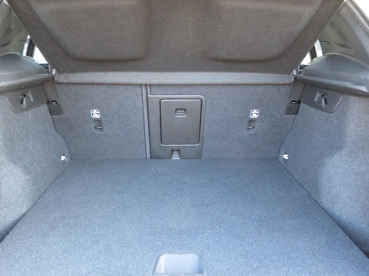 2020 Volvo XC40 T5 AWD R-Design Photo