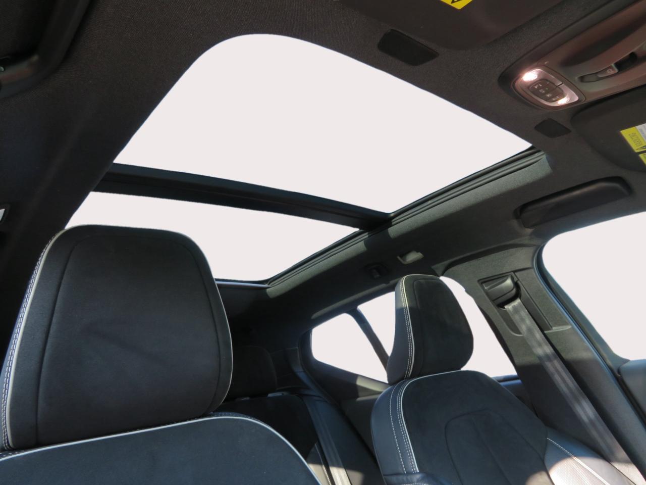 2020 Volvo XC40 T5 AWD R-Design Photo