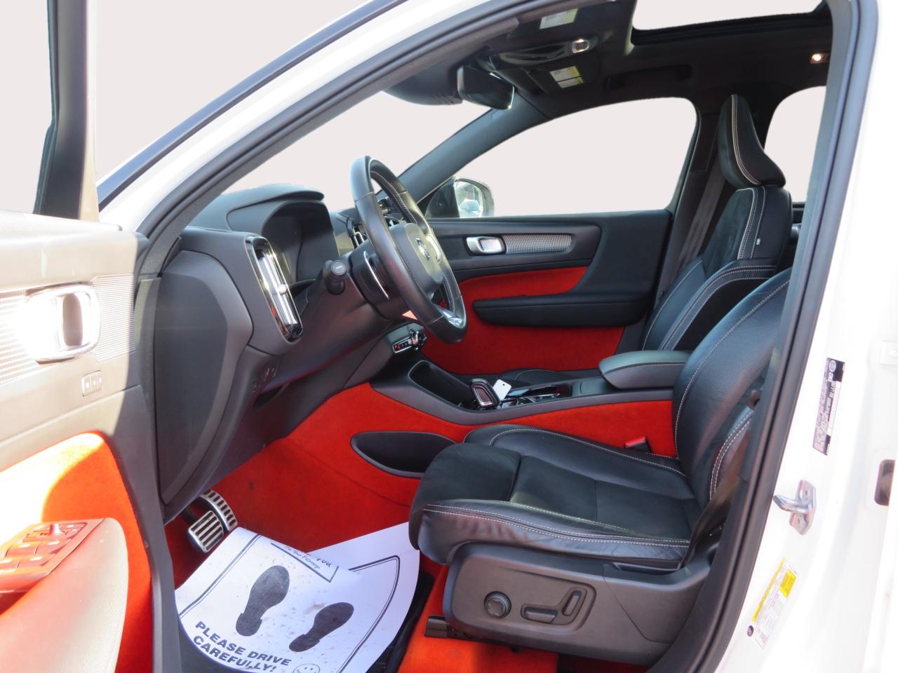 2020 Volvo XC40 T5 AWD R-Design Photo