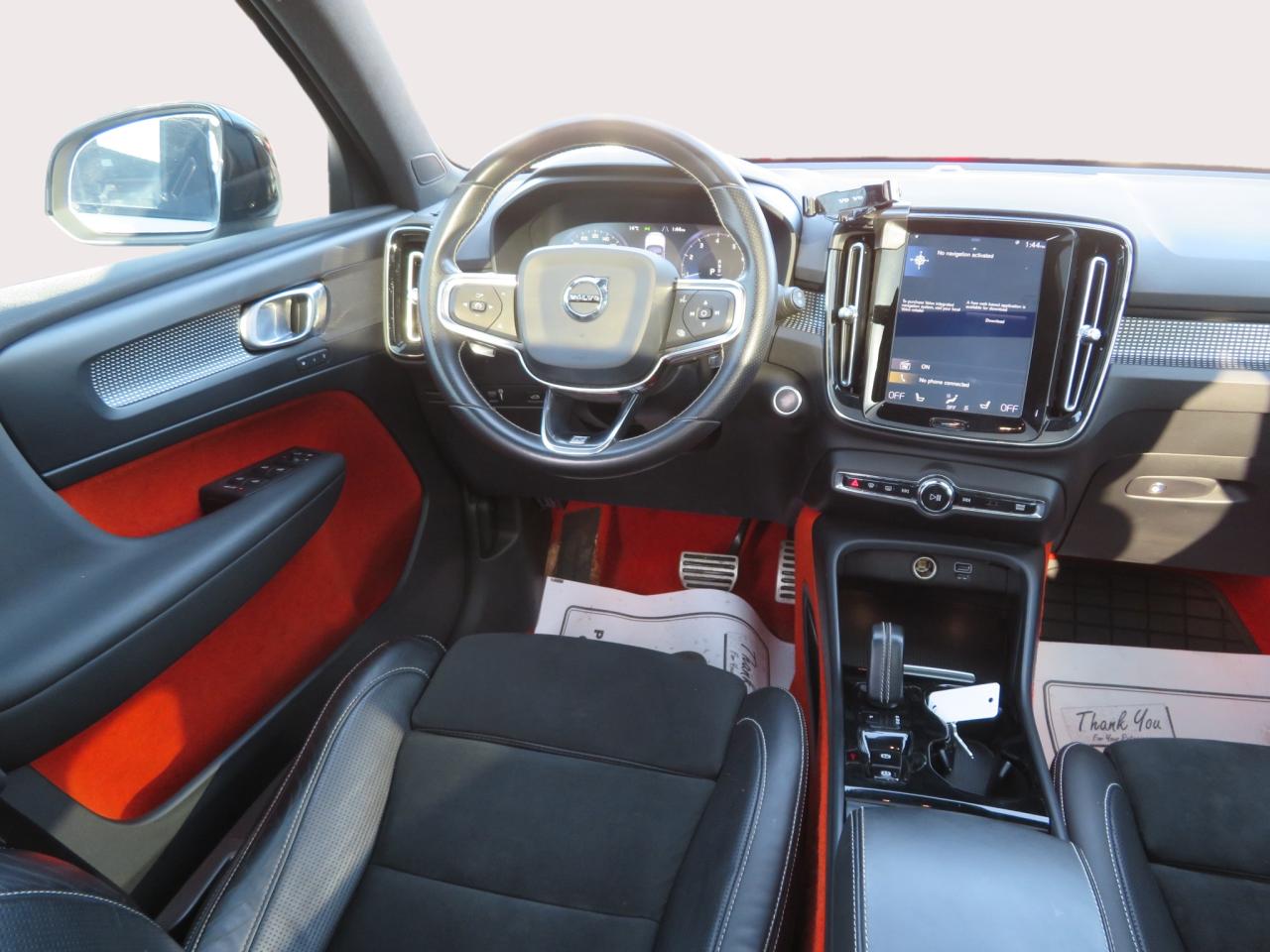 2020 Volvo XC40 T5 AWD R-Design Photo