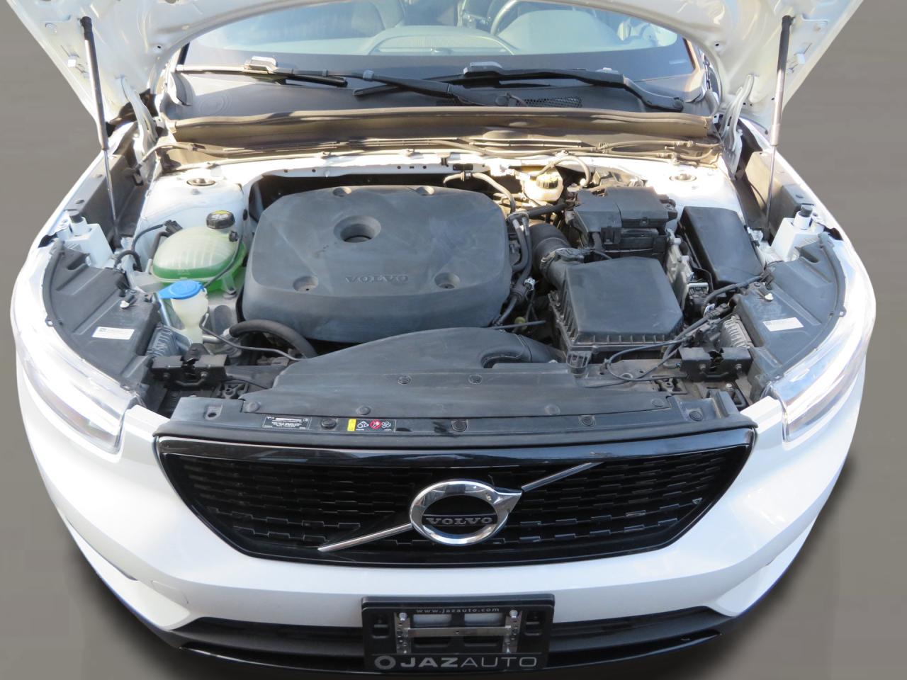 2020 Volvo XC40 T5 AWD R-Design Photo