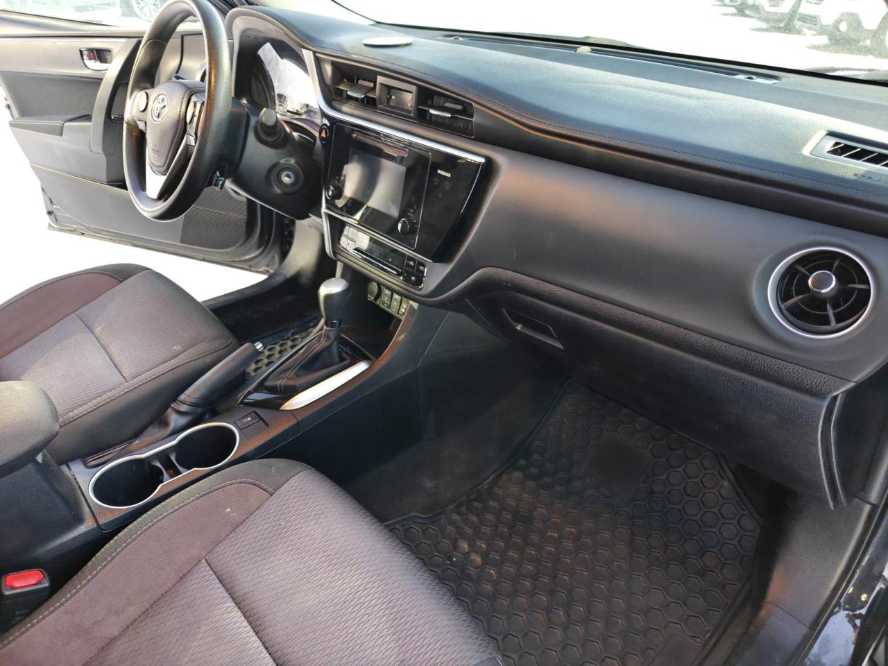 2017 Toyota Corolla LE (CVT) 4dr Sedan Photo