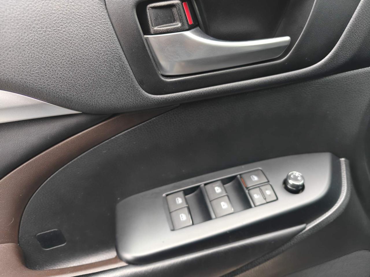 2017 Toyota Highlander XLE 4dr All-wheel Drive Photo