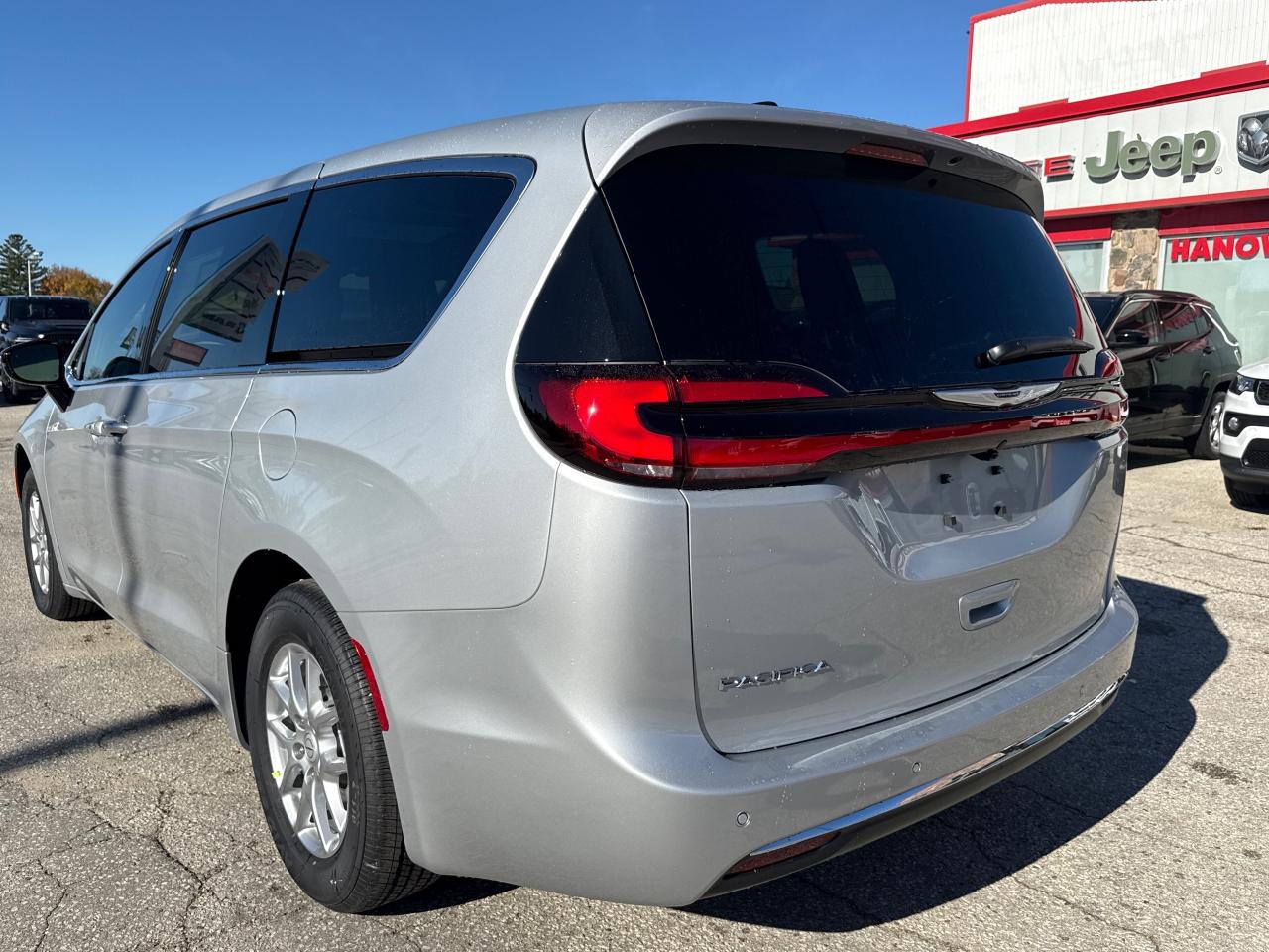 2026 Chrysler Pacifica Select Front-Wheel Drive Passenger Van Photo2