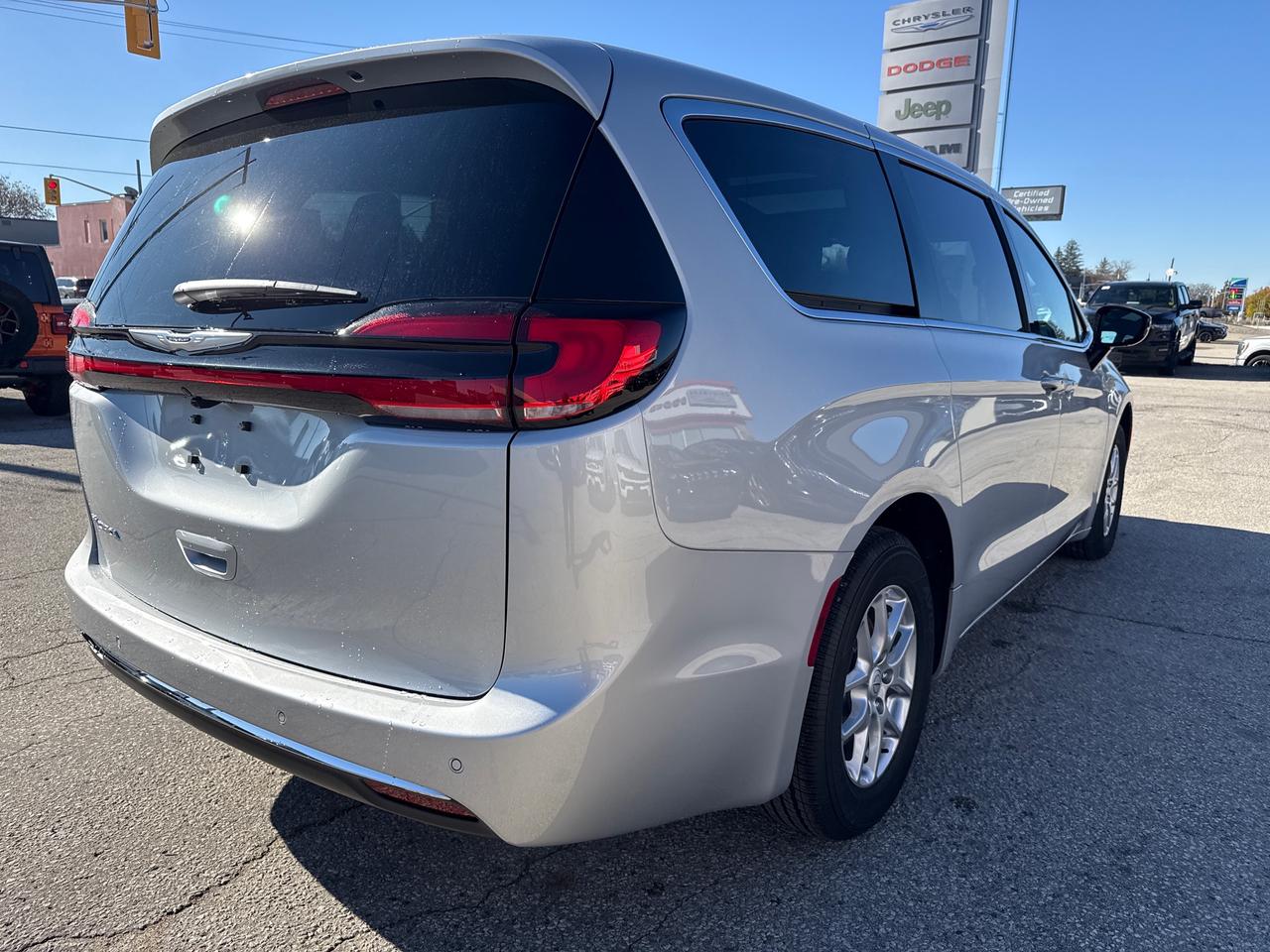 2026 Chrysler Pacifica Select Front-Wheel Drive Passenger Van Photo4