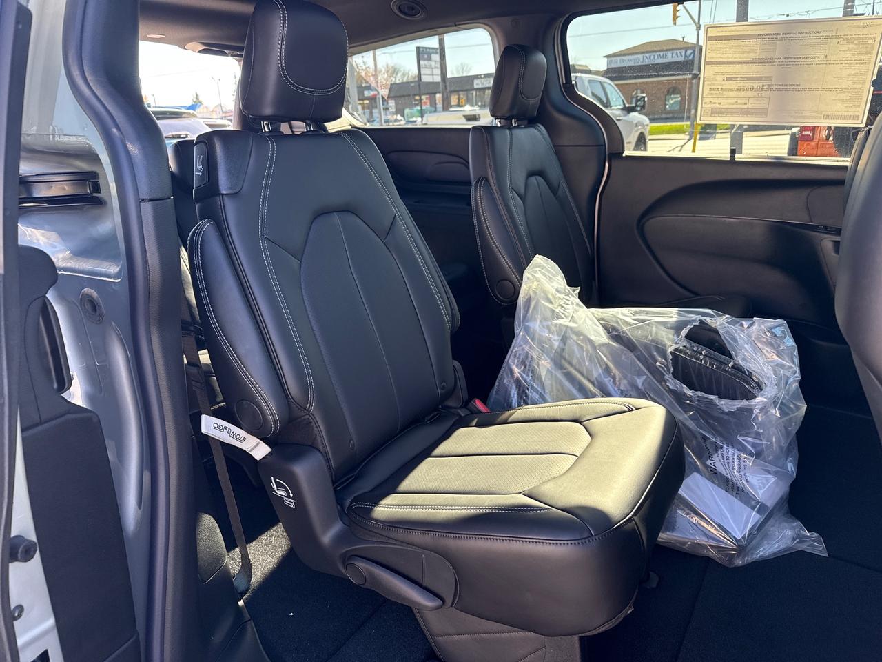 2026 Chrysler Pacifica Select Front-Wheel Drive Passenger Van Photo