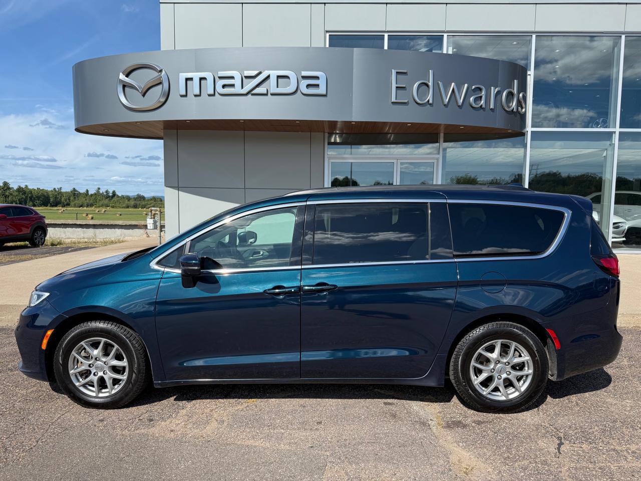 Used 2022 Chrysler Pacifica Touring Front-Wheel Drive Passenger Van for sale in Pembroke, ON