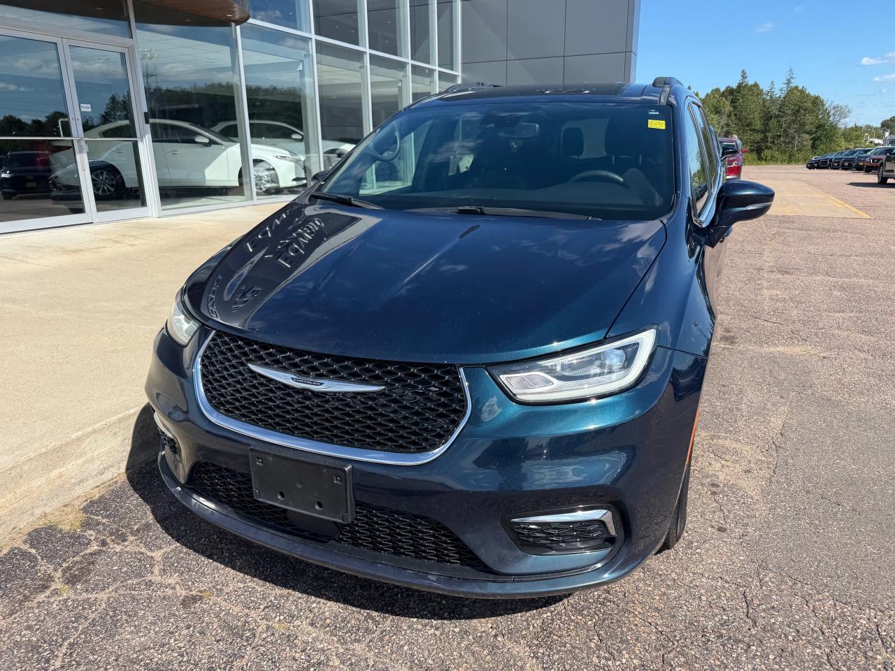 2022 Chrysler Pacifica Touring Front-Wheel Drive Passenger Van Photo