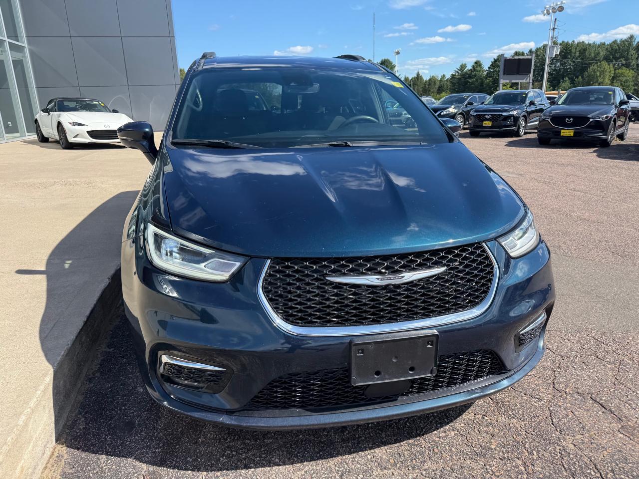 2022 Chrysler Pacifica Touring Front-Wheel Drive Passenger Van Photo3