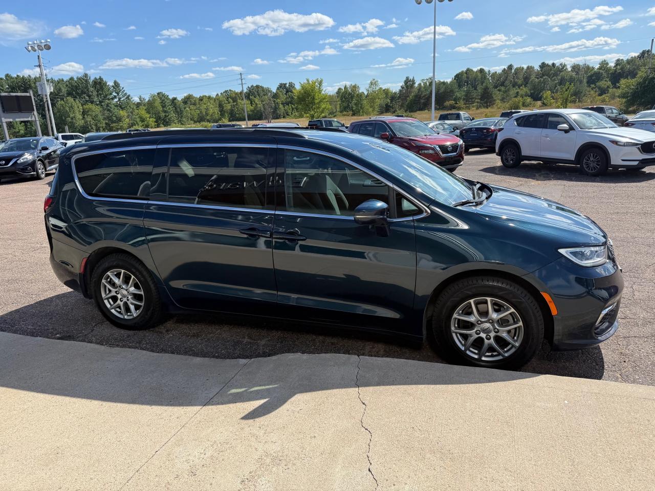 2022 Chrysler Pacifica Touring Front-Wheel Drive Passenger Van Photo