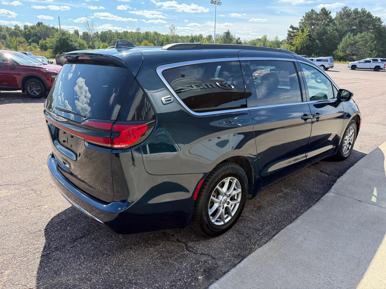 2022 Chrysler Pacifica Touring Front-Wheel Drive Passenger Van Photo