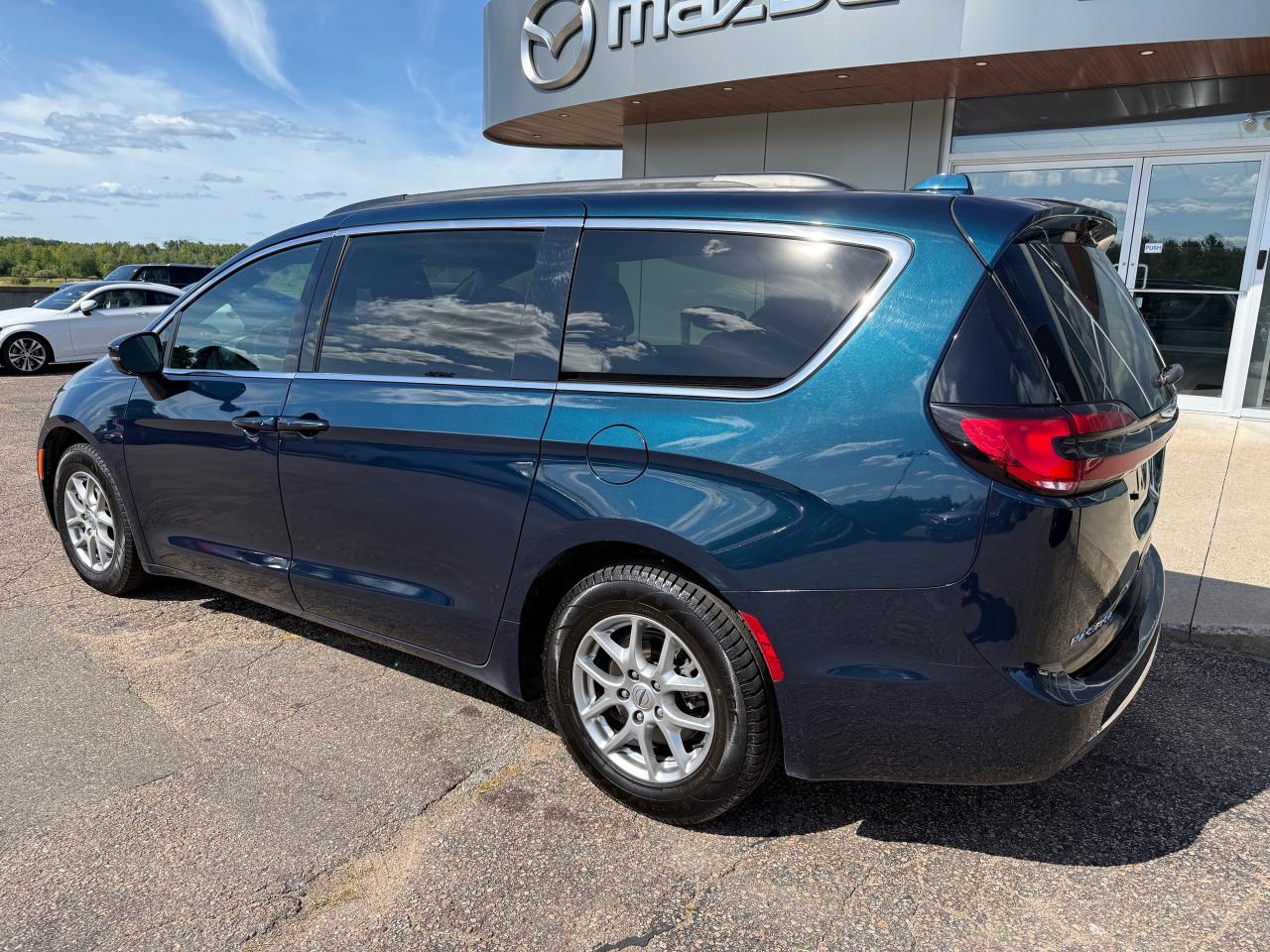 2022 Chrysler Pacifica Touring Front-Wheel Drive Passenger Van Photo