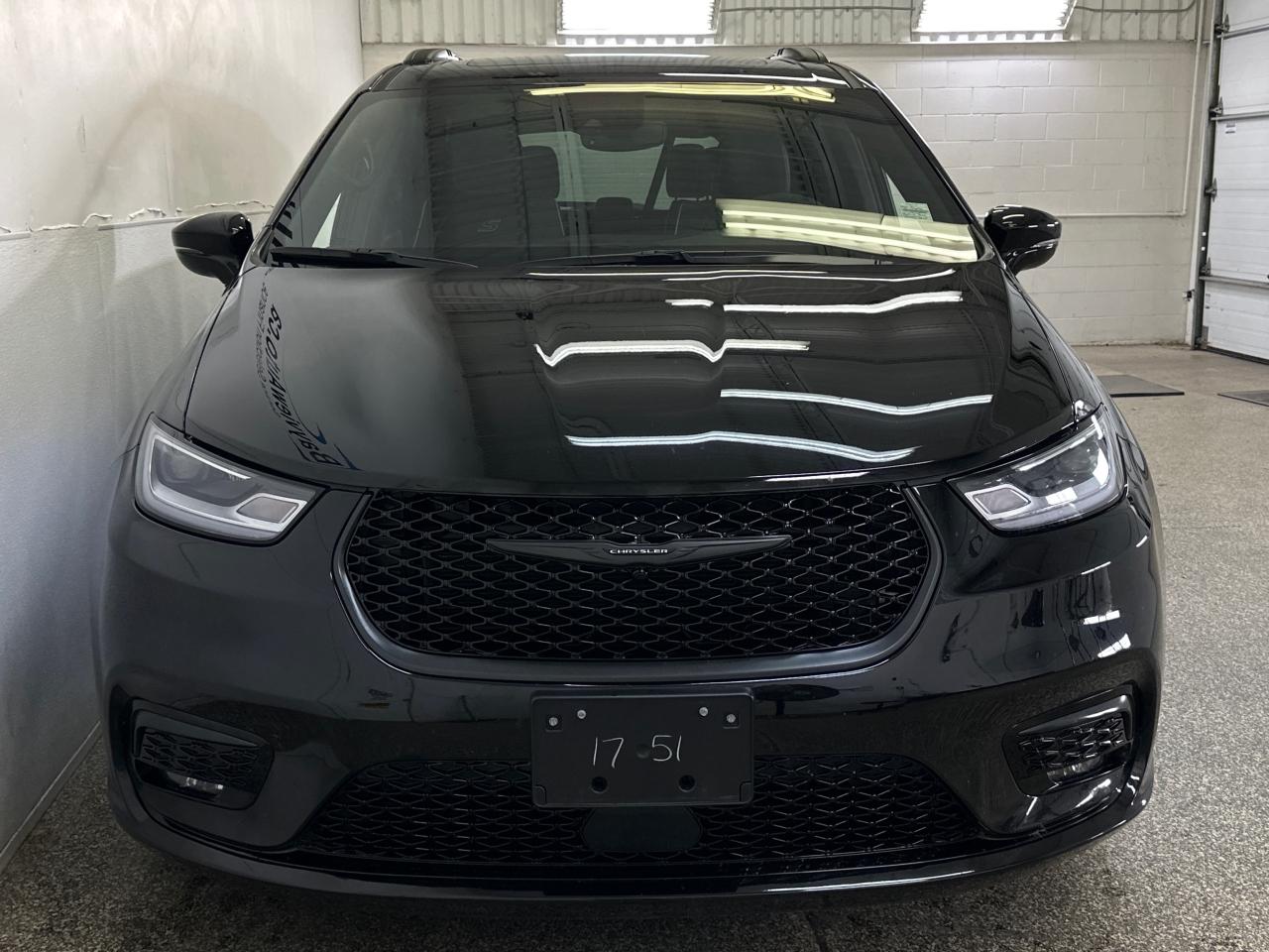 2024 Chrysler Pacifica Limited Front-Wheel Drive Passenger Van Photo2