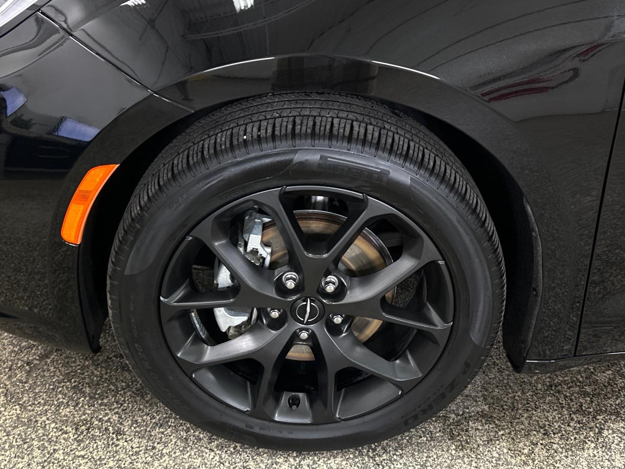 2024 Chrysler Pacifica Limited Front-Wheel Drive Passenger Van Photo