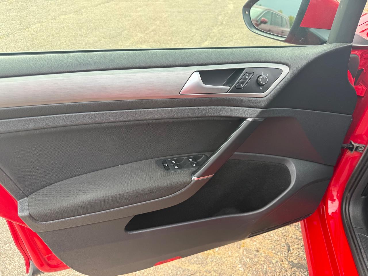 2016 Volkswagen Golf Sportwagon 1.8 TSI Trendline (M5) 4dr Front-Wheel Drive Wagon Photo